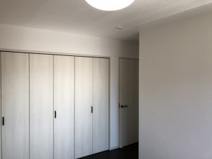 クリエアイボリーの折れ戸